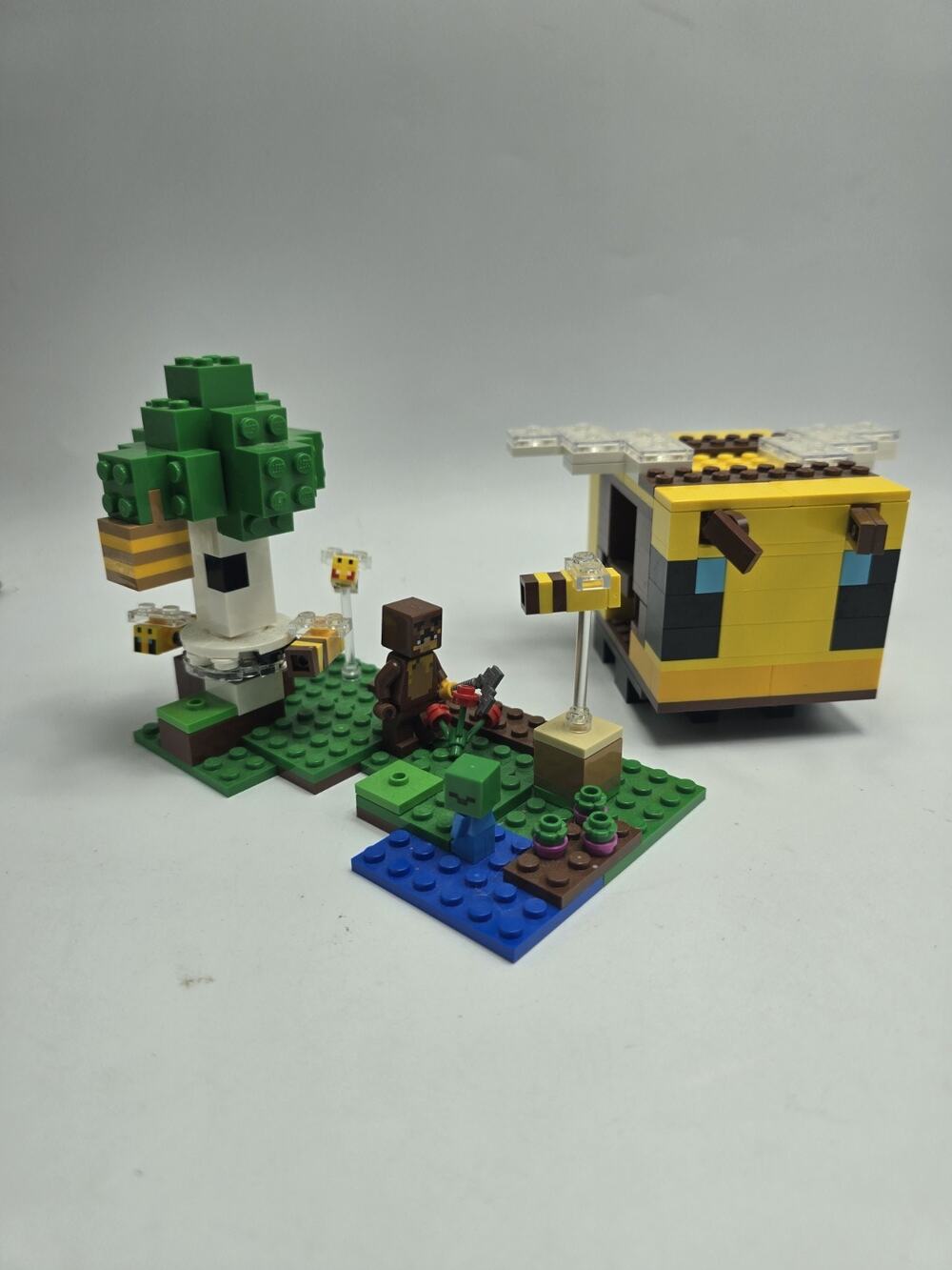 Lego The Bee Cottage 21241 Minecraft Minifigure Building Set